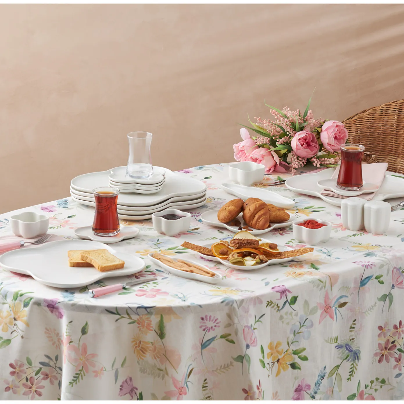 Karaca Clover Porzellan 6 Personen Frühstücksset und Servierschalen, 28 Teilig - Image 2