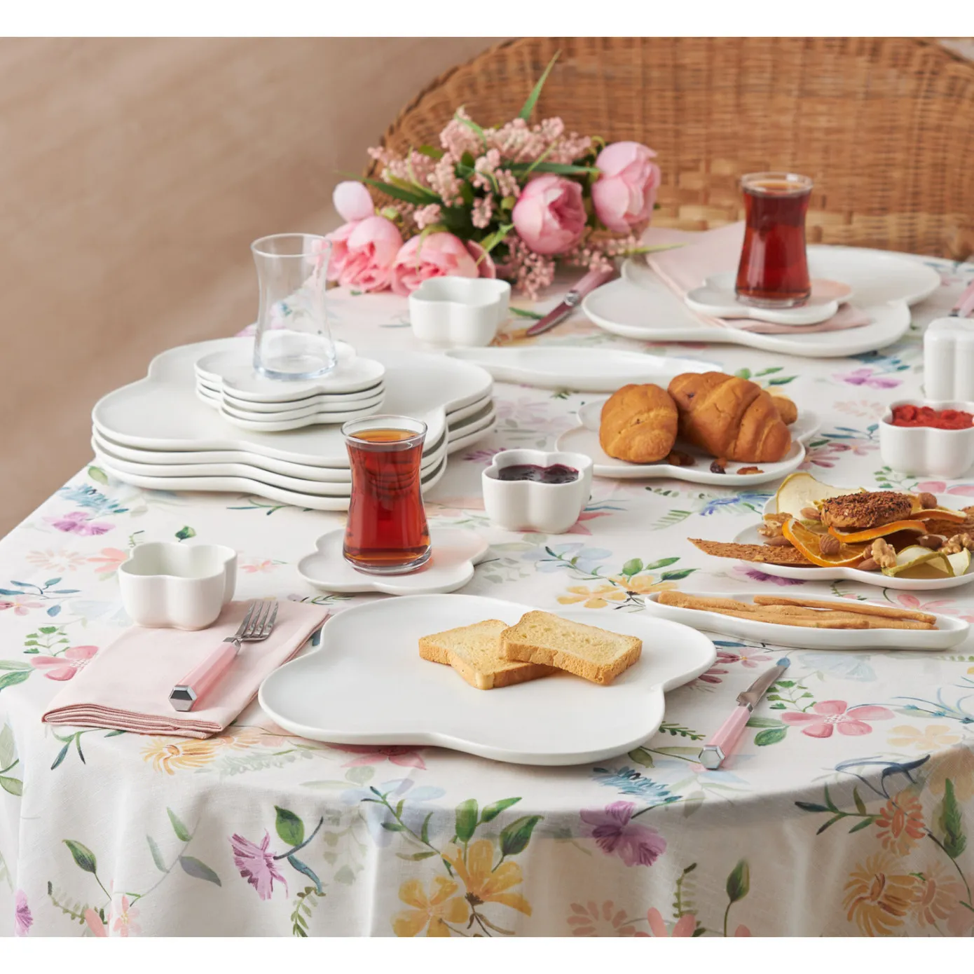 Karaca Clover Porzellan 6 Personen Frühstücksset und Servierschalen, 28 Teilig - Image 3