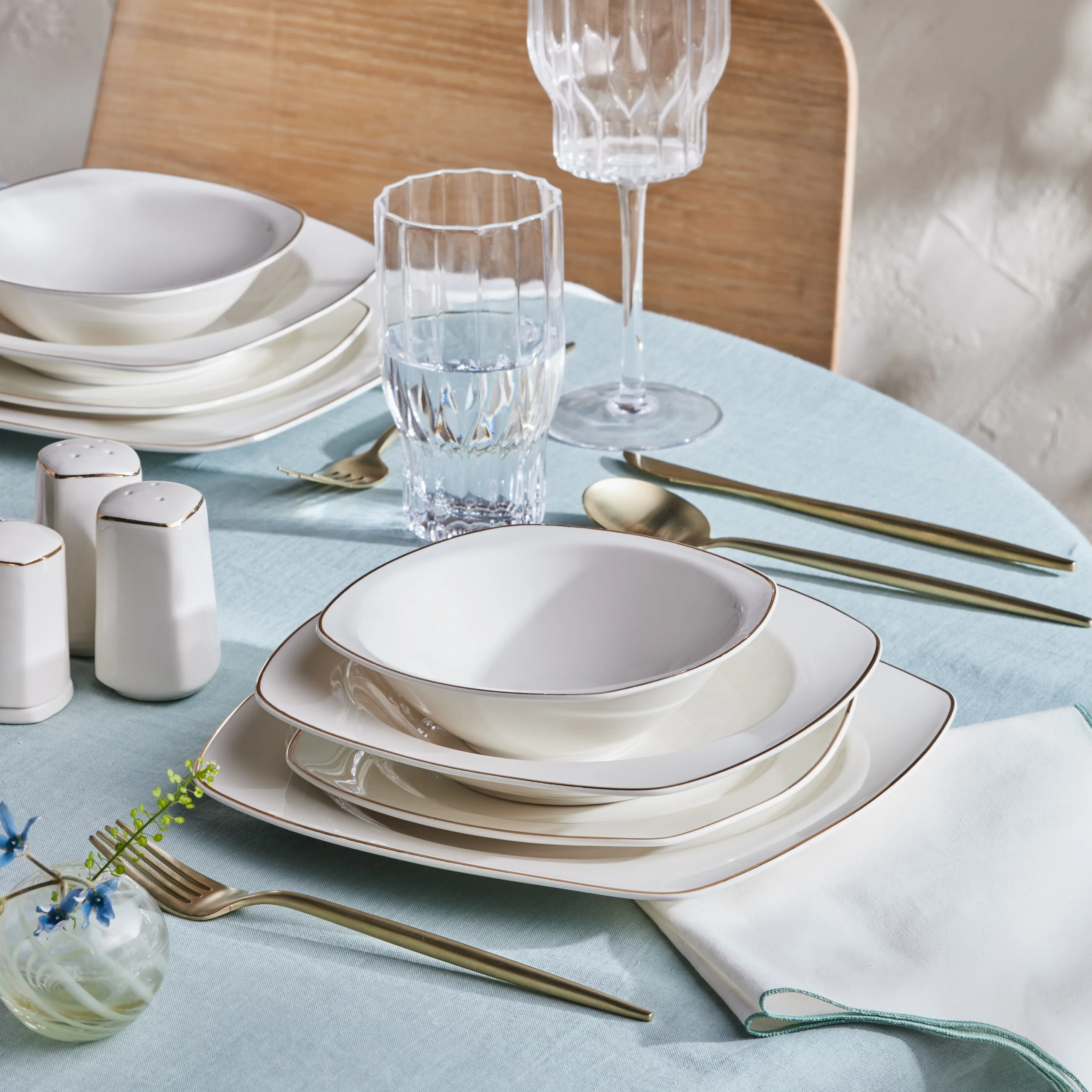 Karaca Timeless 59-teiliges Porzellan Halb-Quadratisches Dinner-Set für 12 Personen, Gold - Image 5